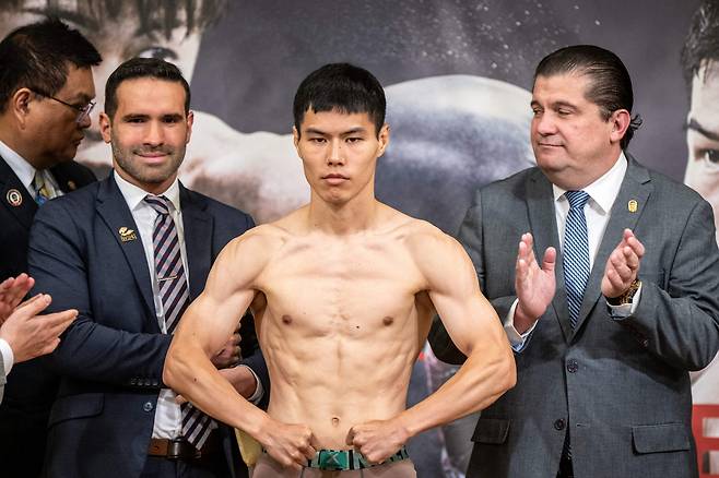 김예준(가운데)이 이노우에 나오야와의 복싱 4대 기구 통합 챔피언전을 하루 앞둔 지난 23일 계체량에서 포즈를 취하고 있다. /AFP 연합뉴스