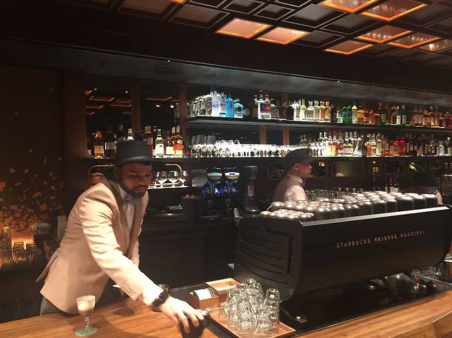 뉴욕 스타벅스 리제르바 로스터리의 바. 스타벅스는 매장내의 바에서 커피 칵테일들 소개하면서 아이리시 커피를 대표메뉴로 포함시켰다.