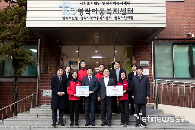 유상임 과기정통부 장관, 김병삼 영락보육워장, 성주영 과기정통부 노조위원장 등 주요 관계자들이 23일 영락보린원에서 이웃사랑 나누기 캠페인을 전개하고 기념촬영했다.