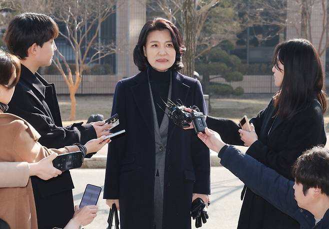 헌법재판소의 탄핵심판 청구 기각으로 직무에 복귀한 이진숙 방송통신위원장이 지난 23일 경기 과천시 방송통신위원회에 출근하며 취재진의 질문에 답하고 있다. 신소영 기자 viator@hani.co.kr