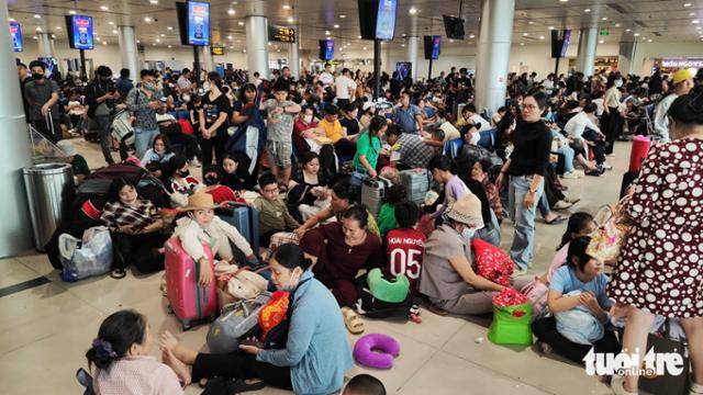 지난 17일 베트남 호찌민시 떤선녓 국제공항이 음력설(뗏)을 맞아 국내외로 떠나려는 베트남인들로 북새통을 이루고 있다. 베트남 뚜오이쩨 캡처