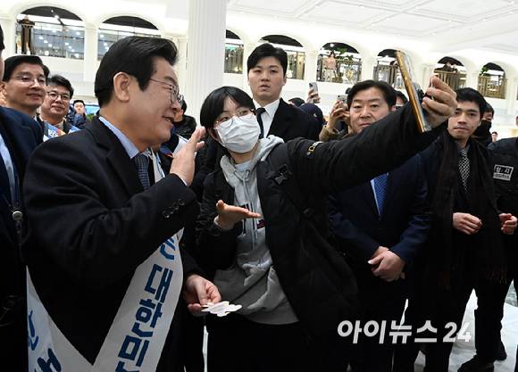 이재명 더불어민주당 대표를 비롯한 당직자들이 24일 오전 서울 서초구 반포동 고속터미널에서 설귀성객들에게 인사하고 있다. [사진=곽영래 기자]