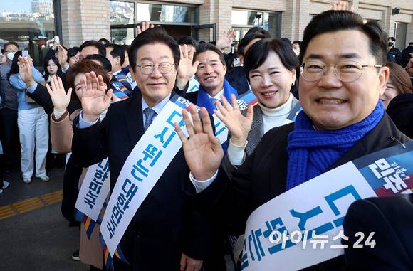 이재명 더불어민주당 대표가 24일 오전 서울 서초구 반포동 고속터미널에서 시민들에게 설 귀성 인사를 하고 있다.