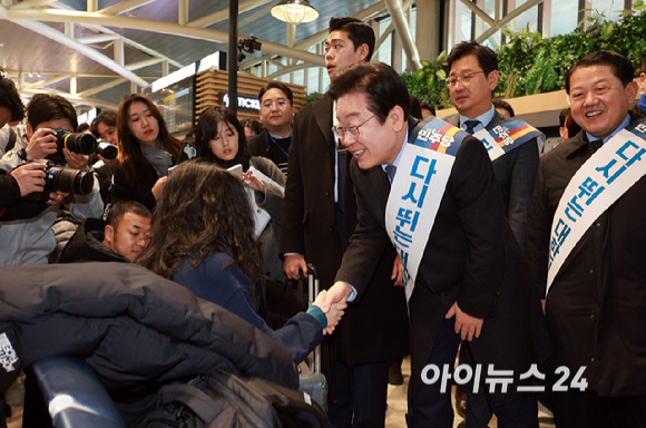 이재명 더불어민주당 대표가 24일 오전 서울 서초구 반포동 고속터미널에서 시민들에게 설 귀성 인사를 하고 있다.
