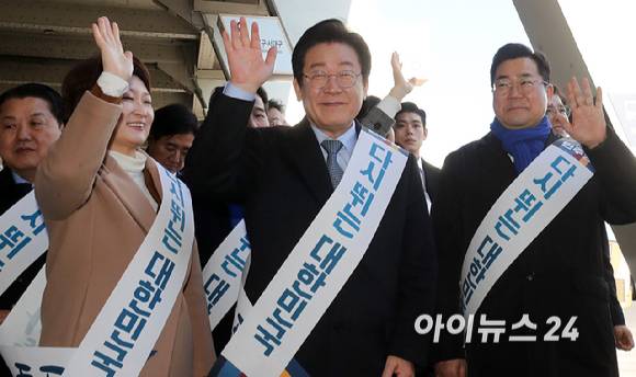 이재명 더불어민주당 대표가 24일 오전 서울 서초구 반포동 고속터미널에서 시민들에게 설 귀성 인사를 하고 있다.