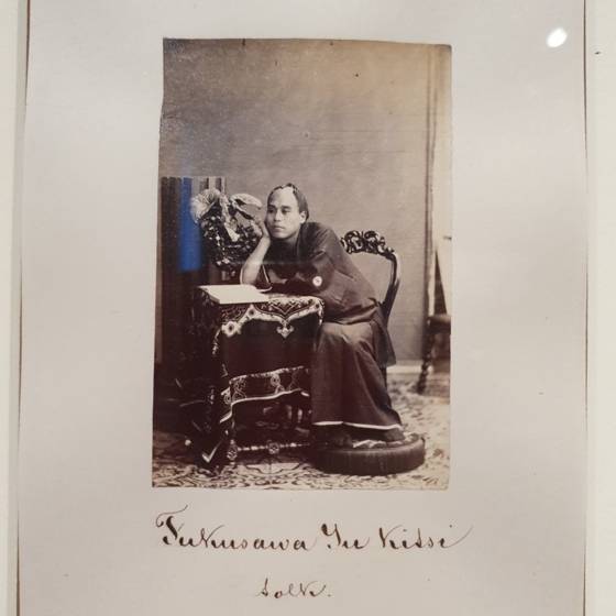 1862년 1차 사절단에 참가한 후쿠자와 유키치. 네덜란드의 사진관에서 촬영한 것이다. [사진 윤상인]