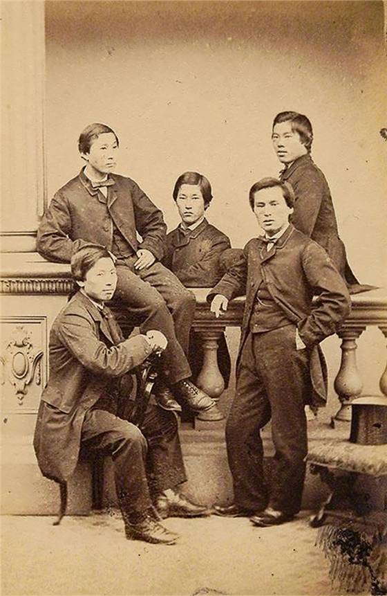 강경 양이 노선의 본거지였던 죠슈번이 런던 유니버시티 칼리지에 파견한 유학생들. ‘죠슈 파이브’로 불린다. 뒷줄 오른쪽이 일본의 초대 총리 이토 히로부미, 앞줄 왼쪽이 초대 외무상 이노우에 가오루. [사진 윤상인]