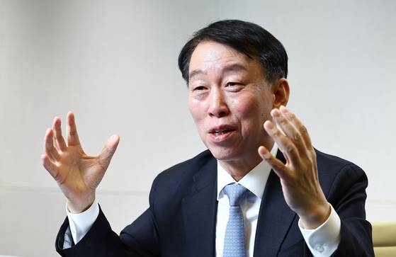 소시어스(에어인천) 이병국 대표가 20일 서울 여의도 IFC 소시어스 사무실에서 중앙일보와 인터뷰 하고 있다. 김종호 기자.