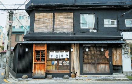 실제 일본에서 공수한 나무로 꾸민 매장의 외관. [사진 김성현]