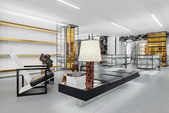 매장 내부에는 셀린느가 직접 선정한 빈티지 가구와 예술 서적이 놓였다. 사진 셀린느