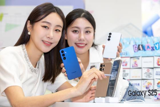 모델들이 '갤럭시 S25 시리즈'를 손에 든채 KT의 사전 예약 상품을 소개하는 모습. 연합뉴스