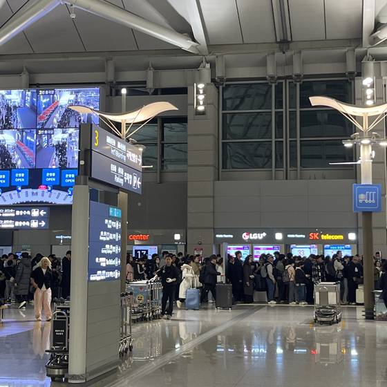 설 연휴가 시작된 24일 오전 5시 40분쯤 인천국제공항 3~4번 출국장에 긴 대기줄이 형성됐다. 독자 제공