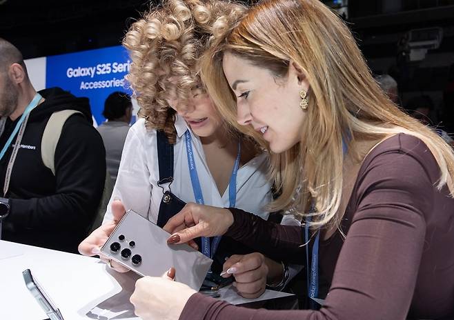 22일(현지시간) 미국 새너제이 SAP센터에서 열린 삼성전자 상반기 '갤럭시 언팩 2025'에서 관람객이 '갤럭시 S25 시리즈'를 체험하고 있다. 사진=삼성전자 제공 / 뉴스1