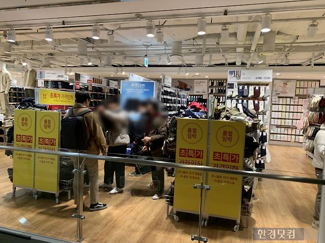 서울 용산구의 유니클로 매장 세일코너에서 손님이 옷을 구경하고 있다/사진=유지희 기자