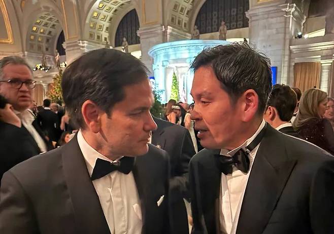 Shinsegae Group Chairman Chung Yong-jin (right) speaks with US Secretary of State Marco Rubio at an inaugural ball following the presidential inauguration on Jan. 20 in Washington.  (Shinsegae Group )