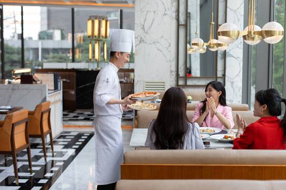 Guests enjoy a meat at Four Seasons Hotel Seoul in Jongno District, central Seoul [FOUR SEASONS HOTEL SEOUL]