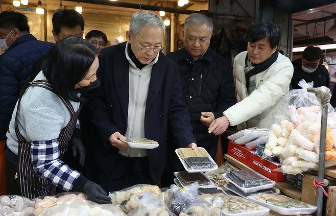 Culture Minister Yu In-chon looks around Gyeongdong Market in central Seoul on Friday. [MINISTRY OF CULTURE, SPORTS AND TOURISM]