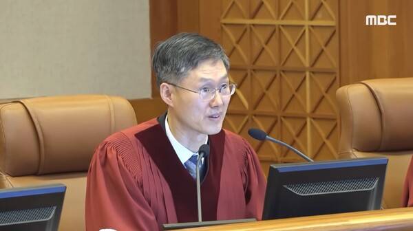 ▲문형배 헌법재판소장 권한대행이 지난 23일 대통령 탄핵재판 변론기일에 증인으로 출석한 김용현 전 국방장관의 확인을 거친 뒤 최상목 문건을 증거로 채택하고 있다. 사진=MBC 영상 갈무리