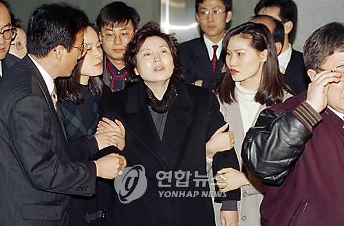 1994년 장영자씨가 거액의 어음부도및 사기사건과 관련, 검찰의 조사를 받고 서울 구치소에 구속 수감되기 위해 검찰직원의 부축을 받으며 서울지검 청사를 나서고 있다. 연합뉴스