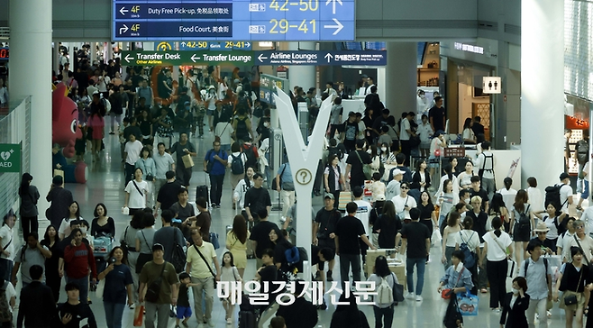 인천국제공항 제1여객터미널 출국장이 이용객으로 붐비고 있다 / 사진=매경 DB