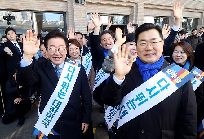 이재명 대표와 박찬대 원내대표 등 더불어민주당 지도부가 24일 반포동 서울고속버스터미널에서 손을 흔들며 시민들에게 설 귀성 인사를 하고 있다. 이충우 기자