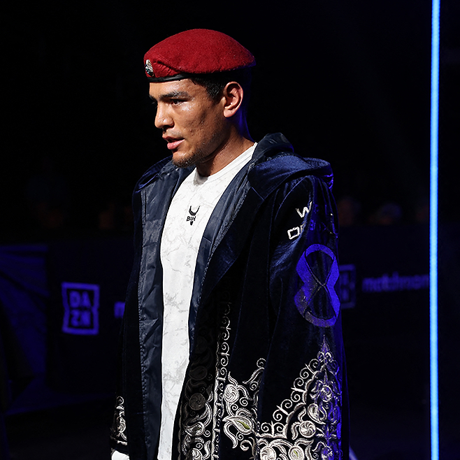 무로존 아흐마달리예프가 2023년 12월 미국 애리조나주 글렌데일의 데저트 다이아몬드 아레나에서 열린 프로복싱대회를 위해 입장하고 있다. 사진=Getty Images=연합뉴스 제공