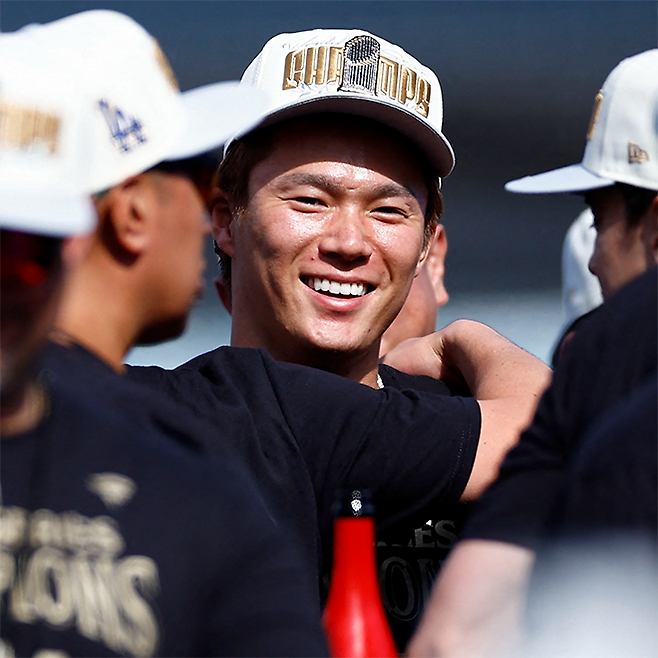 야마모토 요시노부가 2024년 11월 미국프로야구 로스앤젤레스 다저스 월드시리즈 우승 축하 행사에서 미소 짓고 있다. 사진=Getty Images=연합뉴스 제공