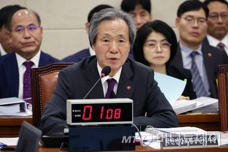 정기석 국민건강보험공단 이사장이 16일 오전 서울 여의도 국회에서 열린 보건복지위원회의 국민건강보험공단, 건강보험심사평가원에 대한 국정감사에서 발언하고 있다./사진=[서울=뉴시스] 조성우 기자