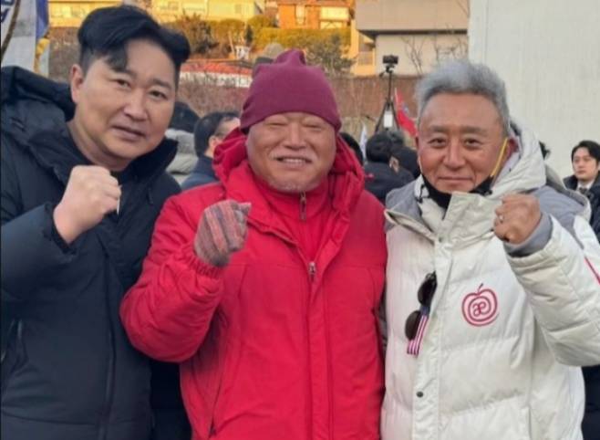 사진은 보수단체 집회에서 포착된 개그맨 최국(왼쪽부터), 김흥국, 배우 최준용. /사진=최준용 SNS 캡처