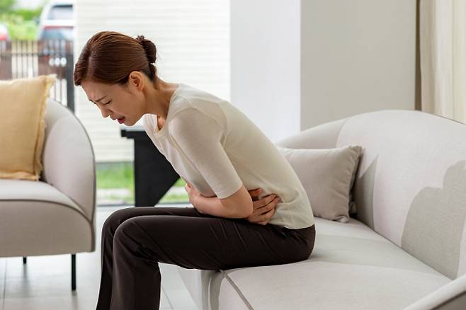 오른쪽 윗배에 심한 통증을 느낀다면 급성 담낭염을 의심해야 한다. 사진은 기사 내용과는 무관함. /사진=이미지투데이