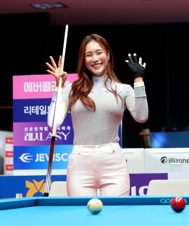 KLPGA 유현주 프로가 고양 킨텍스 PBA 스타디움서 열린 '웰컴저축은행 PBA-LPBA 챔피언십' 개막식서 시타를 성공시키고 기념 사진을 찍고 있다./PBA