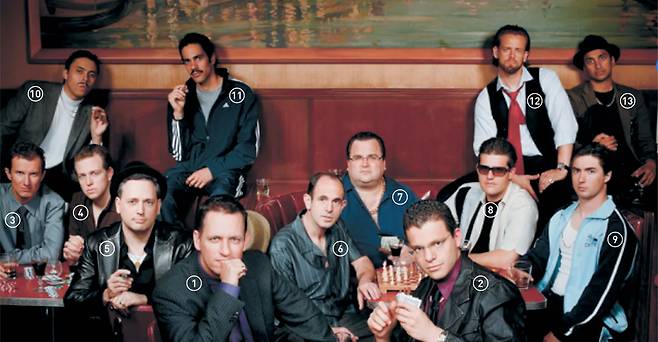 일명 ‘페이팔 마피아’로 불리는 주요 IT 업계 인사들의 과거 모습  [포천] ① 피터 틸 前 페이팔 CEO, 現 팰런티어 테크놀로지 CEO  ② 맥스 레브친 前 페이팔 CTO, 現 어펌 CEO  ③ 루크 노섹 前 페이팔 공동 창업자  ④ 켄 하워리 前 페이팔 공동 창업자, 現 駐덴마크 미국 대사  ⑤ 데이비드 삭스 前 페이팔 COO, 現 美 인공지능(AI)·가상자산 차르  ⑥ 키스 라보이스 前 페이팔 경영개발 총괄부사장, 現 코슬라벤처스 파트너  ⑦ 리드 호프만 前 페이팔 부사장, 링크드인 공동 창업자  ⑧ 로엘로프 보타 前 페이팔 CFO, 現 유니티 이사회 의장  ⑨ 러셀 시몬스 前 페이팔 공동 창업자, 옐프·러너바나 창업자  ⑩ 자베드 카림 前 페이팔 개발자, 유튜브 공동 창업자  ⑪ 제레미 스토펠만 前 페이팔 엔지니어링 부사장, 現 옐프 CEO ⑫ 앤드류 맥코맥 前 페이팔 IPO 담당  ⑬ 프리말 샤 前 페이팔 제품매니저, 비영리재단 Kiva 공동 창립자