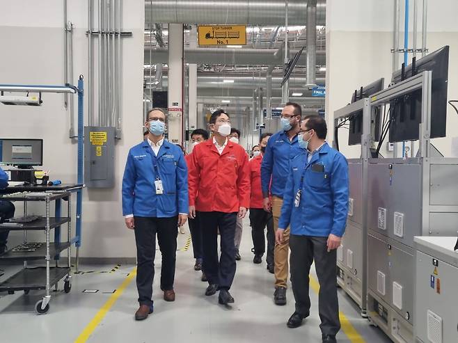 이재용 삼성전자 회장이 2022년 9월 하만 멕시코 공장을 찾아 사업장을 점검하는 모습 [삼성전자 제공]