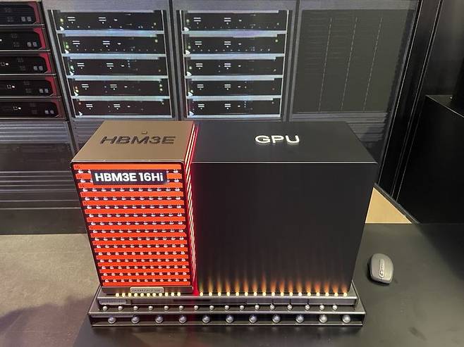 [라스베이거스=뉴시스] SK그룹이 세계 최대 IT·전자 전시회 'CES 2025' 전시관에 설치한 16단 5세대 고대역폭메모리(HBM3E) 모형. ryu@newsis.com *재판매 및 DB 금지