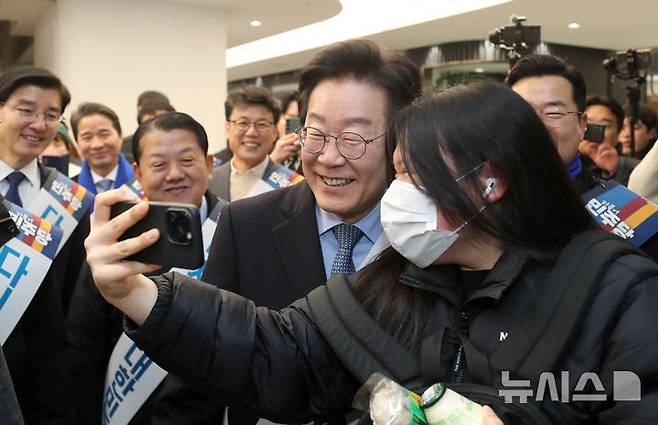 [서울=뉴시스] 조성봉 기자=이재명 더불어민주당 대표가 24일 오전 서울 서초구 서울고속버스터미널을 방문해 귀성객과 기념촬영을 하고 있다. (공동취재) 2025.01.24. photo@newsis.com