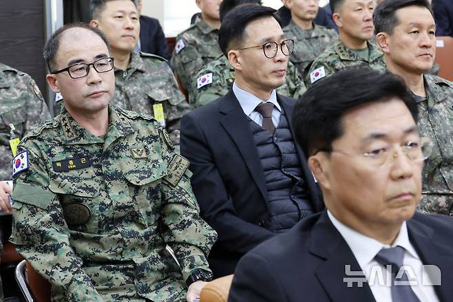 [서울=뉴시스] 조성우 기자 = 곽종근(왼쪽) 전 특전사령관이 22일 서울 여의도 국회에서 열린 윤석열 정부의 비상계엄 선포를 통한 내란 혐의 진상규명 국정조사 특별위원회 1차 청문회에 출석해 자리하고 있다. 오른쪽은 홍장원 전 국가정보원 1차장. 2025.01.22. xconfind@newsis.com