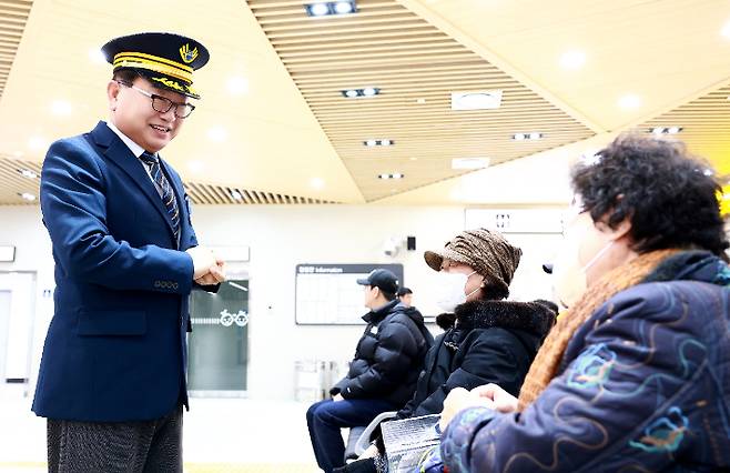 손병복 울진군수가 울진역 명예역장 업무를 수행하고 있다. 울진군 제공