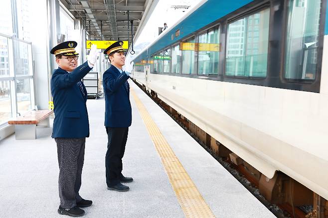 손병복 울진군수가 울진역 명예역장 업무를 수행하고 있다. 울진군 제공