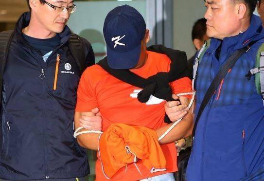 '안양 환전소 살인사건' 피의자 김성곤이 지난 2015년 5월 13일 오후 인천공항을 통해 압송되고 있다.&nbsp; &nbsp;연합뉴스