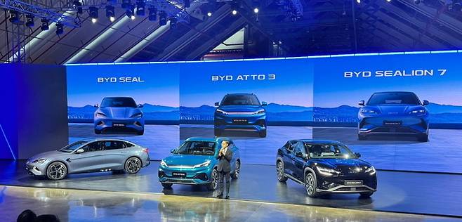 지난 16일 오전 인천 중구 상상플랫폼에서 ‘비야디(BYD) 승용 브랜드 론칭 미디어 쇼케이스'에서 올해 출시될 아토3가 무대에 들어서고 있다. 인천=이동준 기자