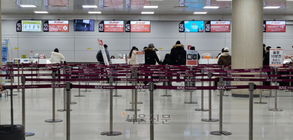 지난 10일 무안 제주공항 참사 여파로 한산한 모습을 보이고 있는 제주공항 제주항공 수화물 카운터. 제주 강동삼 기자