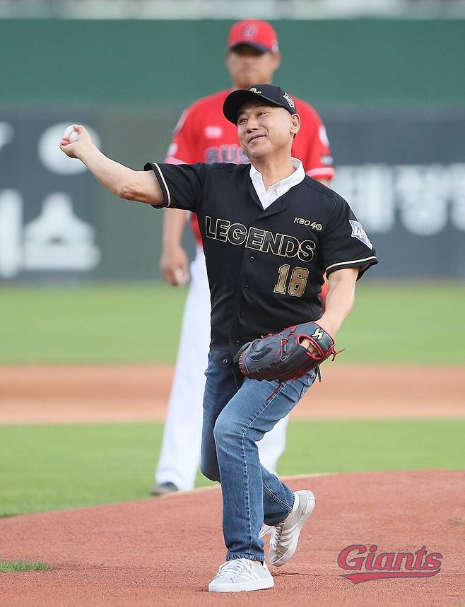 ▲ 박정태 SSG 퓨처스 감독이 결국 지휘봉을 내려놓는다. 박정태 감독은 화려한 선수 생활을 보냈다. 특히 1999년에는 지금도 단일시즌 최다 기록으로 남아있는 31경기 연속 안타 행진을 펼치며 역사의 주인공이 됐고 플레이오프에서 삼성과 최종전까지 가는 처절한 사투 끝에 한국시리즈 진출에 성공, 부산 야구 팬들의 '영웅'이 됐다. ⓒ롯데 자이언츠