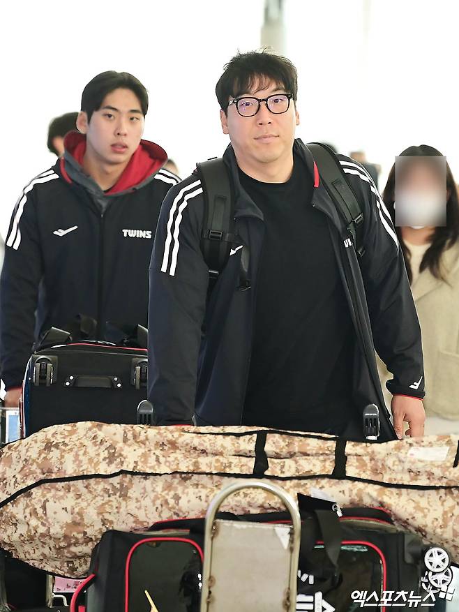 LG 외야수 김현수(오른쪽)는 새롭게 개선된 ABS에 관한 자기 생각을 밝혔다. 좀 더 개선돼 타자 개개인의 타격폼을 반영하길 원했다. 인천국제공항, 박지영 기자