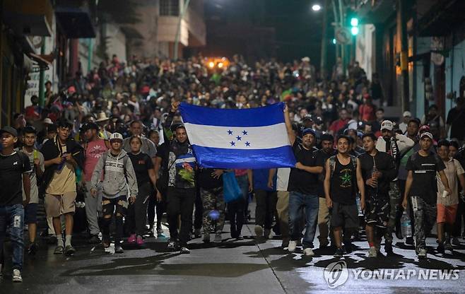 지난 12일 멕시코 남부에서 출발하는 대규모 이주민 행렬(캐러밴) [AFP 연합뉴스 자료사진. 재판매 및 DB 금지]
