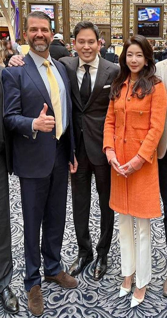 트럼프 주니어 만난 정용진 회장 (서울=연합뉴스) 정용진 신세계그룹 회장과 부인 한지희 여사가 지난 18일(현지시간) 미국 워싱턴DC에서 트럼프 주니어를 만나고 있다. 2025.1.21 [신세계그룹 제공. 재판매 및 DB 금지] photo@yna.co.kr