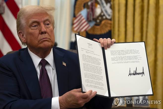 행정명령에 사인하는 트럼프 대통령 [AP=연합뉴스]
