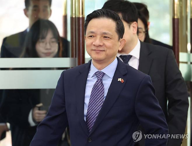 외교부 들어서는 다이빙 중국대사 (서울=연합뉴스) 최재구 기자 = 다이빙 주한중국대사가 24일 외교부 강인선 2차관을 만나기 위해 서울 종로구 정부서울청사 외교부로 들어서고 있다. 2025.1.24 jjaeck9@yna.co.kr