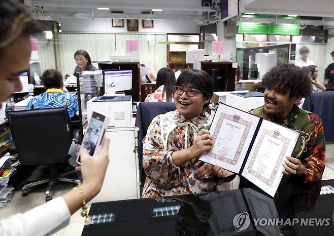 태국 동성결혼 합법화 첫날 1천800여쌍 결혼 태국에서 동성 결혼이 합법화된 첫 날인 지난 23일(현지시간) 태국 방콕 방락 구청에서 남성 동성 부부가 혼인신고를 한 뒤 혼인증명서를 들어 보여주고 있다. 2025.01.24
[EPA 연합뉴스 자료사진. 재판매 및 DB 금지]