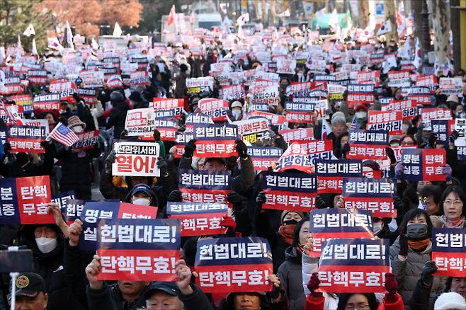윤석열 대통령 탄핵 심판 4차 변론기일인 23일 오후 서울 종로구 헌법재판소 인근에서 윤 대통령 지지자들이 손팻말을 들고 구호를 외치고 있다.(사진=연합뉴스 제공)