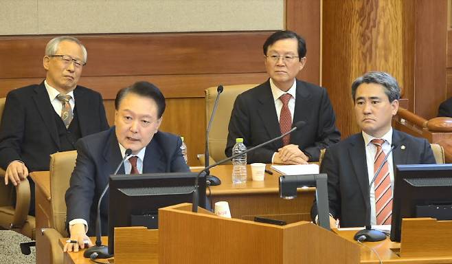윤석열 대통령이 지난 23일 서울 종로구 헌법재판소에서 열린 본인의 탄핵심판 4차변론에서 발언하고 있다.(사진=헌법재판소 제공)